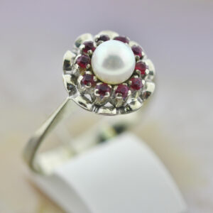 Weißgoldring 750/18k Akoya-Perle/Rubine Gr. 17,5/55 feinste Goldschmiedearbeit