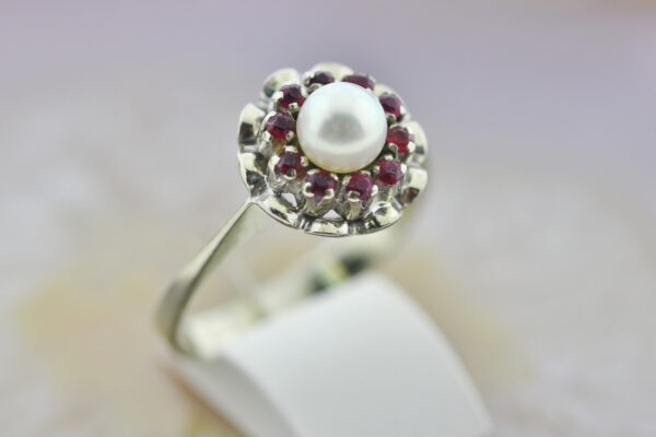 Weißgoldring 750/18k Akoya-Perle/Rubine Gr. 17,5/55 feinste Goldschmiedearbeit