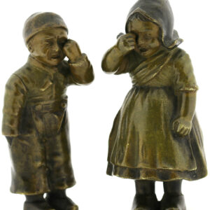 Set Bronze Figuren weinende Mädchen und Junge ca.8,5-9cm wohl um 1900 unsigniert