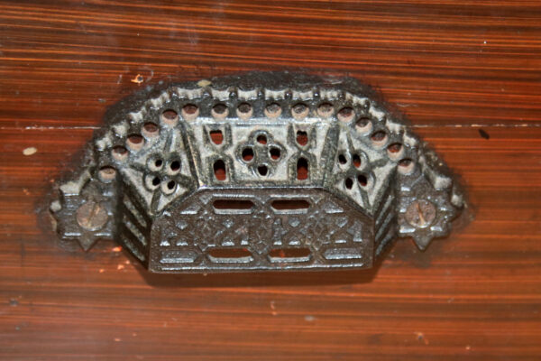 Antikes Walzenspielwerk um 1870 mit 12 Liedern, Nußbaum teilebonisiert – Bild 7